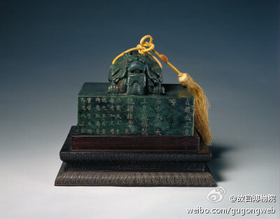 太上皇帝之宝，通高15cm，纽高7.3cm，印面22.5×22.5cm。碧玉质，交龙纽，满汉文篆书，四周刻乾隆皇帝《自题太上皇帝之宝》御制诗，盛于雕云龙纹紫檀匣中。这方“太上皇帝之宝”是清宫帝后宝玺中最大的一方，体现了太上皇权力的至高无上。