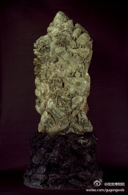 大禹治水图玉山，清乾隆，高224cm，宽96cm，座高60cm，重5000kg。玉山用料产自我国新疆和田密勒塔山，为致密坚硬的青玉。玉上雕成峻岭叠嶂，瀑布急流，遍山古木苍松，洞穴深秘。在山崖峭壁上，成群结队的劳动者在开山治水，此景即用夏禹治水之故事。