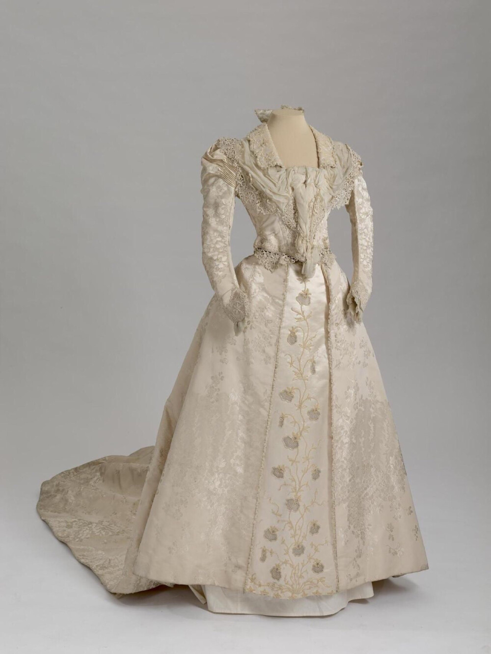 Evening Dress of Dowager Empress Maria Feodorovna
Place of origin:Austria,Vienna
Maker/Designer:Marison & Cie
Date:1898——1899
