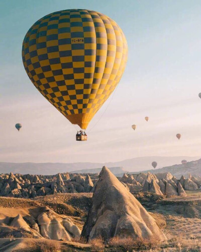 土耳其，卡帕多奇亚（Cappadocia）的热气球 ​