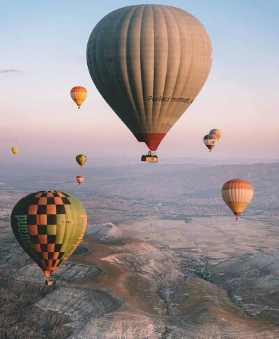 土耳其，卡帕多奇亚（Cappadocia）的热气球 ​