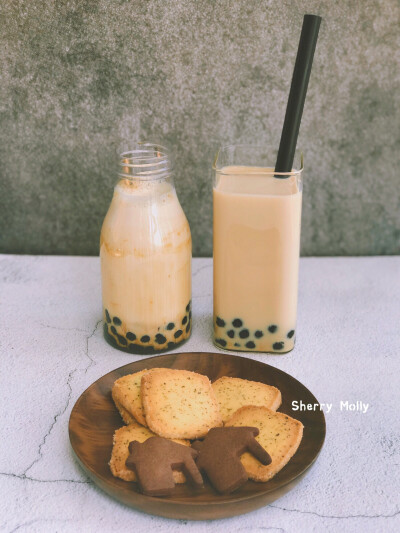 今日乌龙珍珠奶茶 & 伯爵小饼干 ～
两种茶香都比较突出 搭在一起还不错☝
（明明不爱喝奶茶的我 为什么每天都在想新的奶茶搭配）