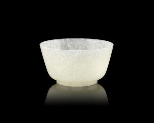 A very pale green jade bowl 18th/19th century，成交价： 625 GBP （含买家佣金）