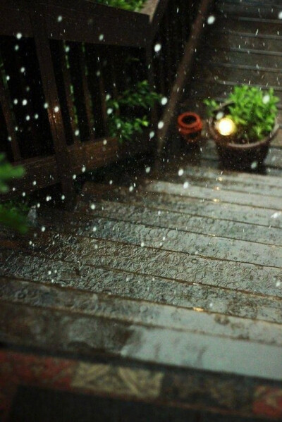 玉阑干外清江浦，渺渺天涯雨。好风如扇雨如帘，时见岸花汀草、涨痕添。青林枕上关山路，卧想乘鸾处。碧芜千里思悠悠，惟有霎时凉梦、到南州。-------------《虞美人》李廌 ​