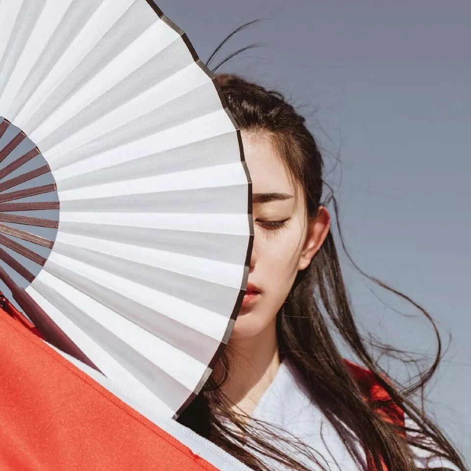 女生头像古风扇子遮脸红衣女子长发飘飘