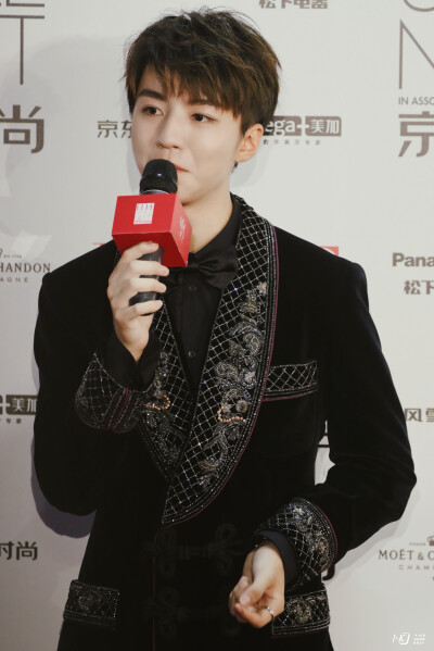 王俊凯×20180906 ELLE风尚大典×cr:logo