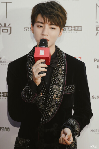 王俊凯×20180906 ELLE风尚大典×cr:logo