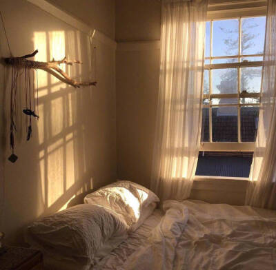 靠窗的蓬松大床，卸掉一天的疲惫，迎接每天的晨光和黄昏的美好。