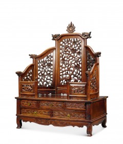 清 黄花梨镜台，尺寸：长50cm；宽28.5cm；高61cm。此黄花梨镜台座上安五扇小屏风成扇形，中扇最高，两侧渐低，并依次向前兜转。搭脑圆雕龙头，正中及左右五扇屏透雕喜鹊登梅纹绦环板，镜台设抽屉五具，抽屉脸浮雕花卉纹。下座三弯腿，足间壸门牙子雕卷草纹。上虚下实，更突出了屏内纹饰的空灵剔透。成交价： 207,000 RMB （含买家佣金），中贸圣佳2016年春季拍卖会斫木—明清家具专场