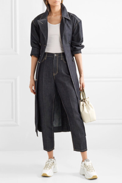 
Current/Elliott 从早年的服装中汲取灵感打造了这款名副其实的 “The Vintage”（古董）牛仔裤，为你节省了去二手店淘宝的时间。单品裁自混有亚麻的镶边牛仔布，利落裤线强调出它高腰窄腿的裤型。不妨搭配 T 恤或是…