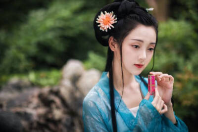 “云想衣裳花想容，春风拂槛露华浓。”
摄影：@流云蕊
化妆品：@卡婷彩妆 