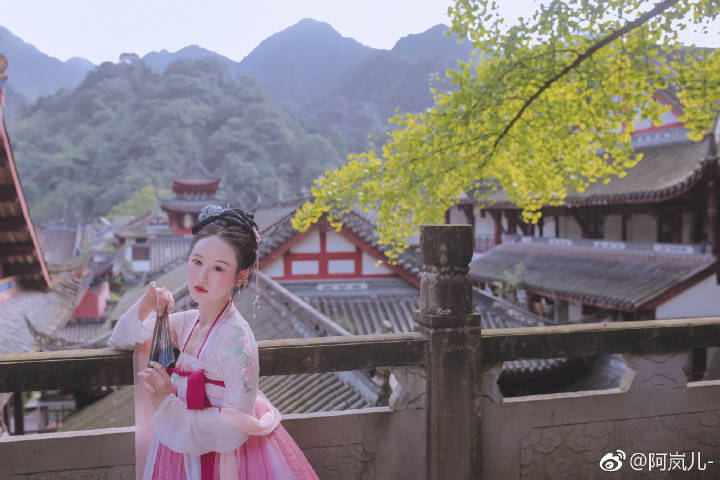 【芙蓉语】
芙蓉不及美人妆
水殿风来珠翠香
摄影：@阿岚儿-
出境：@-芝月-
服装：@有香如故汉服
#成都摄影# #成都写真约拍# #成都汉服约拍# #汉服摄影# #成都写真约拍# #古风摄影# ​