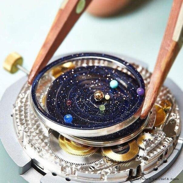 Van Cleef & Arpels | 太阳系中行星的精准运动 ​​​​