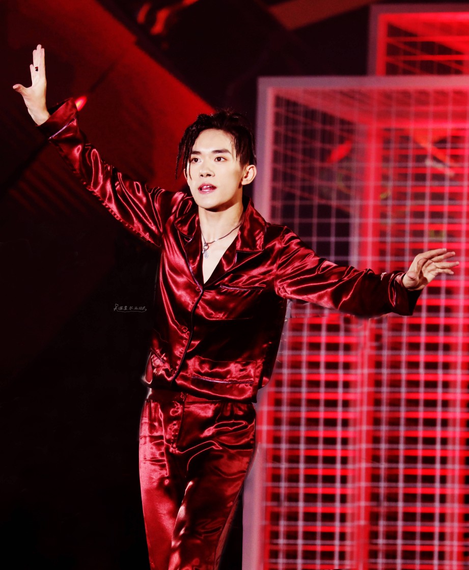 易烊千玺tfboys五周年演唱会高清帅气