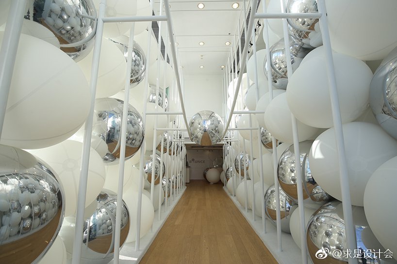 snarkitecture 放大了普通的弹力球，使之组成了一个香港海滨的梦幻互动游乐场。 'bounce' 是一个位于港口城市商业区的游乐装置，人们可以滚动、举起并扔掉数百个超大白球，每个球直径一米。#求是爱设计# ​