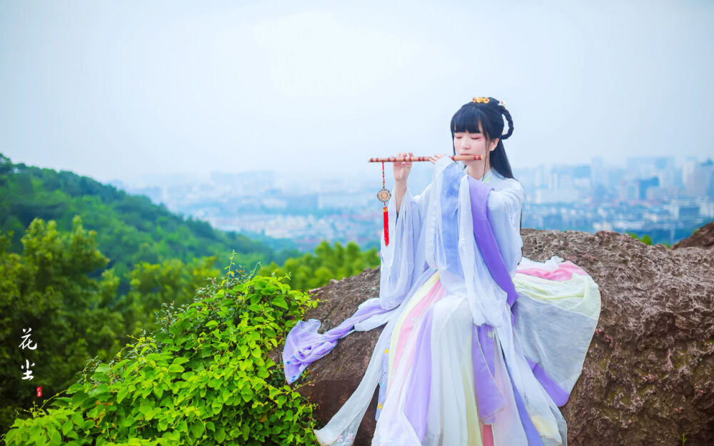 那日，山林之间，你裙带飘飘，乱我心曲