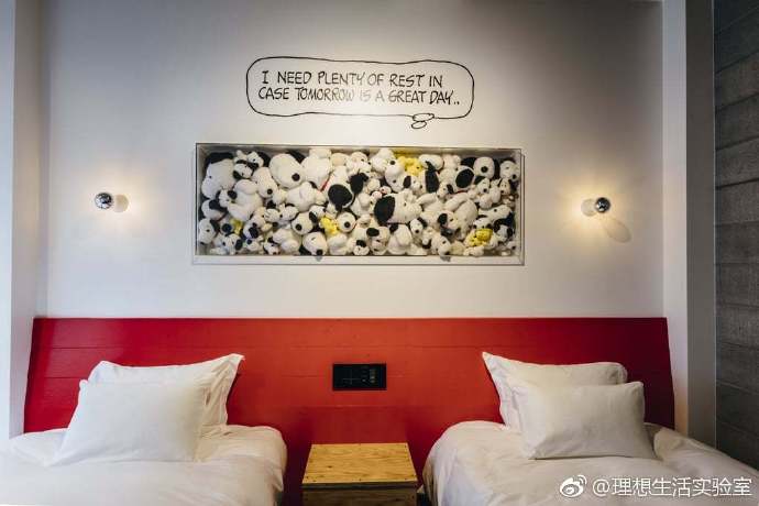 8 月 1 日，位于日本神户的 Peanuts Hotel 正式开业。这是世界上首家史努比酒店，酒店有 6 层楼，4 楼到 6 楼提供住宿，每层都有自己的主题，房间虽然只有 18 个，不过每个房间当中的内容都很丰富，此外还有主题餐厅、主题咖啡店以及主题商店…… 详：O史努比粉丝又多一打卡地，世界首家主题酒店 P... ​​​​