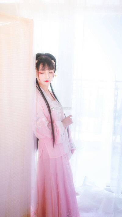 #汉服摄影##汉服写真#
【月中客】
白雪卧梨花
梦醉千古客
烟雨莫似昨朝，
云舒往来事，一卷旧山河
月中谁闻玉人声，
白惹桂花落
道浮生本空，岁岁难歌
摄影:@佑尘-
出镜:@是莳萝…