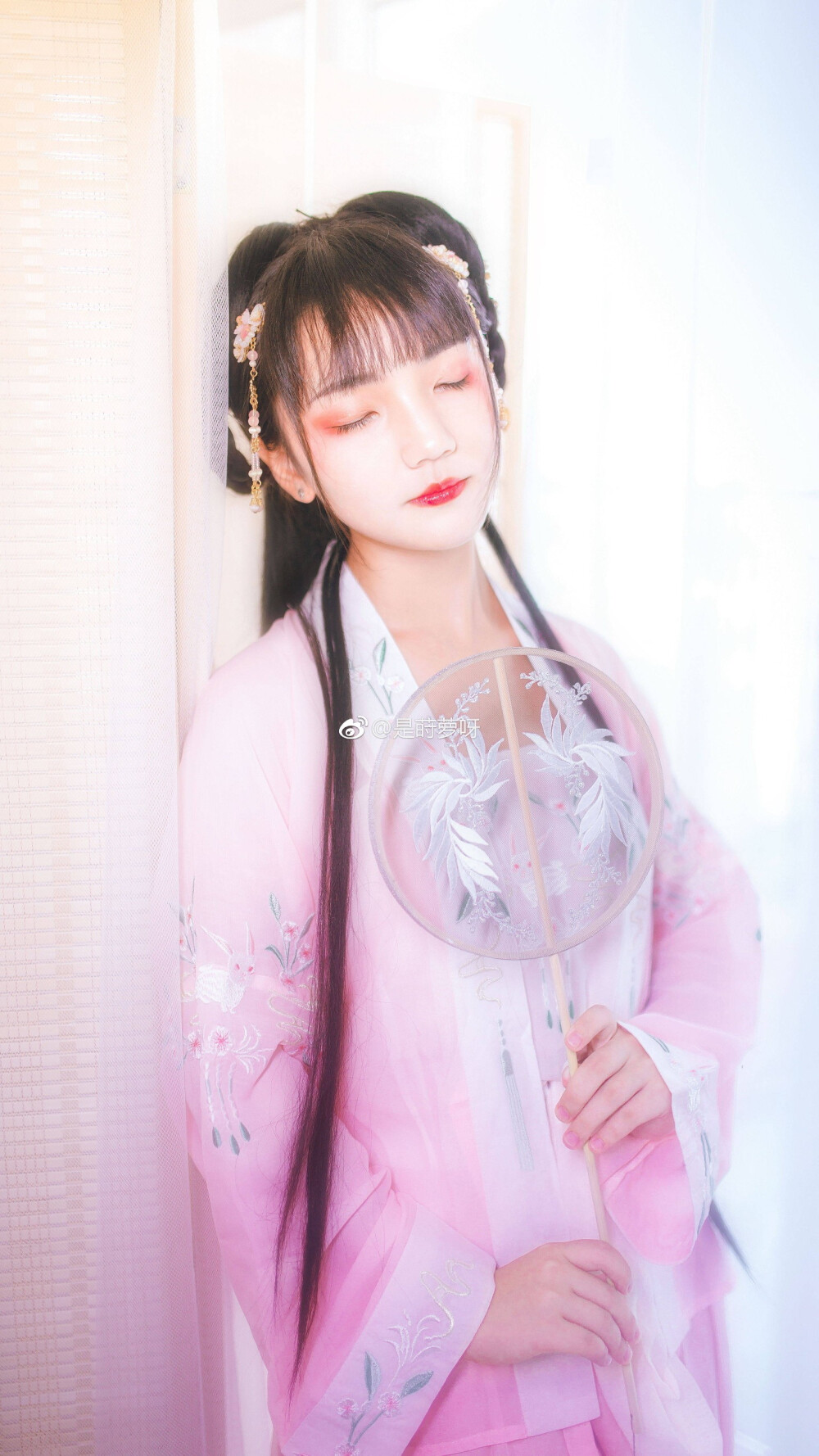 #汉服摄影##汉服写真#
【月中客】
白雪卧梨花
梦醉千古客
烟雨莫似昨朝，
云舒往来事，一卷旧山河
月中谁闻玉人声，
白惹桂花落
道浮生本空，岁岁难歌
摄影:@佑尘-
出镜:@是莳萝呀
陪同:@蔚然成云不成风 ​