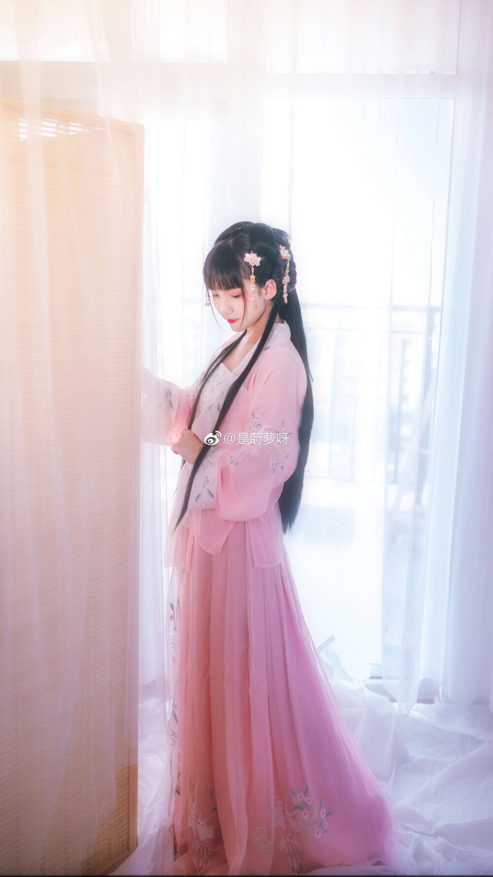 #汉服摄影##汉服写真#
【月中客】
白雪卧梨花
梦醉千古客
烟雨莫似昨朝，
云舒往来事，一卷旧山河
月中谁闻玉人声，
白惹桂花落
道浮生本空，岁岁难歌
摄影:@佑尘-
出镜:@是莳萝呀
陪同:@蔚然成云不成风 ​