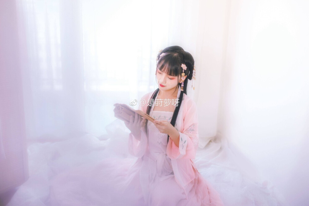 #汉服摄影##汉服写真#
【月中客】
白雪卧梨花
梦醉千古客
烟雨莫似昨朝，
云舒往来事，一卷旧山河
月中谁闻玉人声，
白惹桂花落
道浮生本空，岁岁难歌
摄影:@佑尘-
出镜:@是莳萝呀
陪同:@蔚然成云不成风 ​