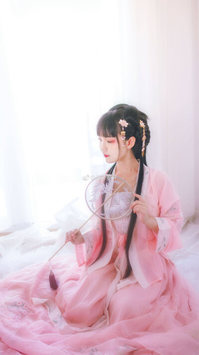 #汉服摄影##汉服写真#
【月中客】
白雪卧梨花
梦醉千古客
烟雨莫似昨朝，
云舒往来事，一卷旧山河
月中谁闻玉人声，
白惹桂花落
道浮生本空，岁岁难歌
摄影:@佑尘-
出镜:@是莳萝…