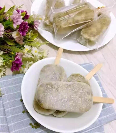 ◢绿豆冰棒怀恋小时候老冰棒的味道，自己动手做吧！超好吃的绿豆冰棒，也超级解渴！食材：绿豆100g 白糖100g 炼乳70g 糯米粉15g 矿泉水900ml1.绿豆和纯净水一起大火煮沸，盖上锅盖焖15分钟2.再次煮沸，再焖15分钟。…