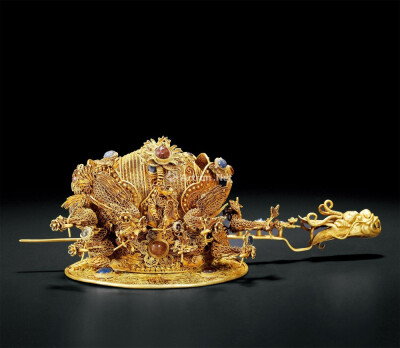 0134金累丝凤冠 累丝工艺又称“细金工艺”、“花丝工艺”，其源自北方，历史流长。是将金或银加工成丝，再通过盘曲、掐花、填丝、堆垒等手段制作金银首饰。其工艺之繁复，做工之精细，非一般制作方法所能比拟。凤冠…