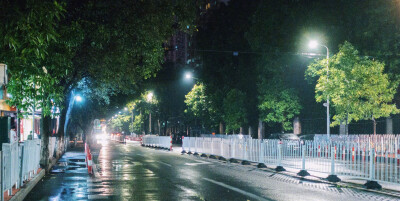 喜欢雨后夜晚的样子，丰富、迷人 | 街景拍摄设备Sony黑卡3，噪点还是挺明显的。图五是Sony a7r2 拍的，多张叠加。风雨太大，天台上站一会就躲屋里了～ 后期：Lightroom ​