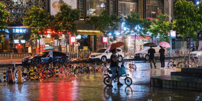 喜欢雨后夜晚的样子，丰富、迷人 | 街景拍摄设备Sony黑卡3，噪点还是挺明显的。图五是Sony a7r2 拍的，多张叠加。风雨太大，天台上站一会就躲屋里了～ 后期：Lightroom ​