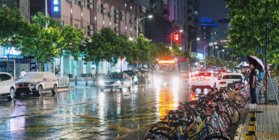 喜欢雨后夜晚的样子，丰富、迷人 | 街景拍摄设备Sony黑卡3，噪点还是挺明显的。图五是Sony a7r2 拍的，多张叠加。风雨太大，天台上站一会就躲屋里了～ 后期：Lightroom ​