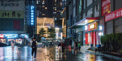 喜欢雨后夜晚的样子，丰富、迷人 | 街景拍摄设备Sony黑卡3，噪点还是挺明显的。图五是Sony a7r2 拍的，多张叠加。风雨太大，天台上站一会就躲屋里了～ 后期：Lightroom ​