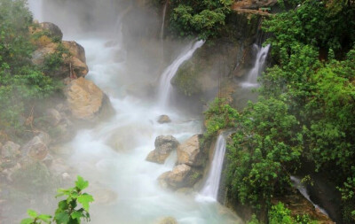 墨西哥伊达尔戈托兰通戈溶洞温泉，由于夹带了矿物盐，河水在太阳照耀下便呈现出靓丽的蓝色。整个山谷内，温泉洞，温泉池，温泉河，温泉瀑，犹如人间仙境。 ​​​​