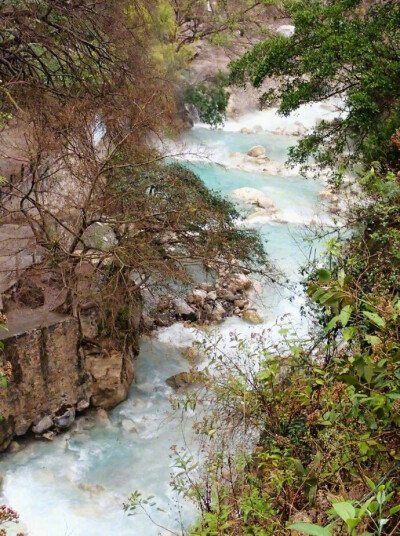 墨西哥伊达尔戈托兰通戈溶洞温泉，由于夹带了矿物盐，河水在太阳照耀下便呈现出靓丽的蓝色。整个山谷内，温泉洞，温泉池，温泉河，温泉瀑，犹如人间仙境。 ​​​​