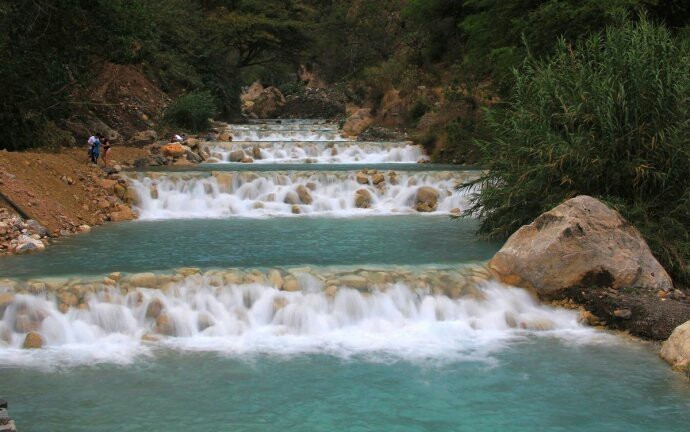 墨西哥伊达尔戈托兰通戈溶洞温泉，由于夹带了矿物盐，河水在太阳照耀下便呈现出靓丽的蓝色。整个山谷内，温泉洞，温泉池，温泉河，温泉瀑，犹如人间仙境。 ​​​​