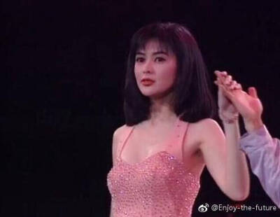 1991年，29岁的关之琳助阵张学友演唱会，那时候的关之琳真的是每一个眼神都会让人心动，真的太美了。 ​