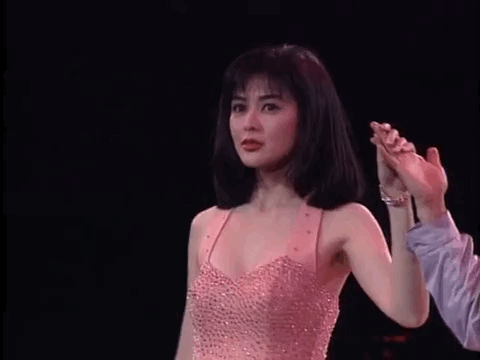 1991年，29岁的关之琳助阵张学友演唱会，那时候的关之琳真的是每一个眼神都会让人心动，真的太美了。 ​