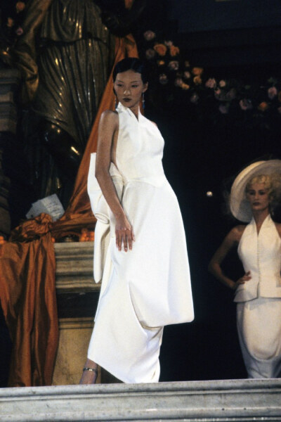20年前的Dior秀场美到我昏迷。中间的几张大幅全景图看得我呼吸一窒，这是什么纸醉金迷的油画名场面感，质感色彩都让人目眩。 ​​​​