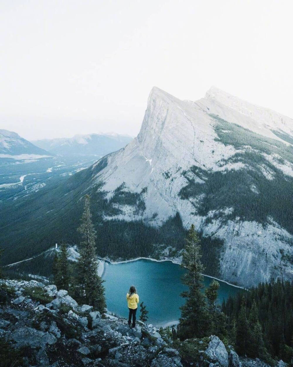 加拿大班夫国家公园的梦莲湖Moraine Lake，被世界公认为是最有拍照身价的湖泊。 ​​​​