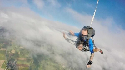 澳大利亚凯恩斯15000英尺的skydive，简直不能再刺激一点了吧！超想来一次啊！！！via.JYJY的环球旅行 ​​​​