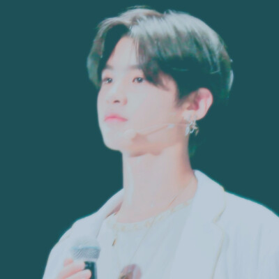 黄明昊.