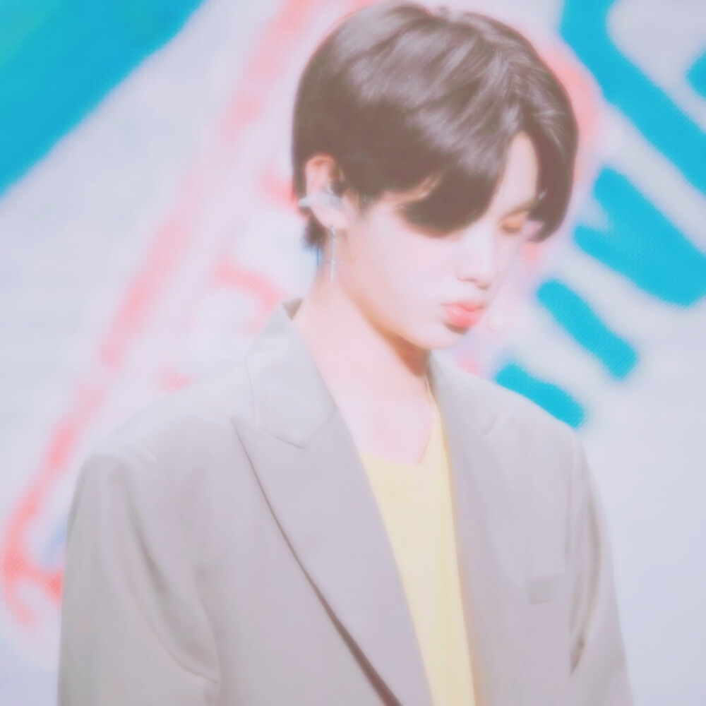 黄明昊.