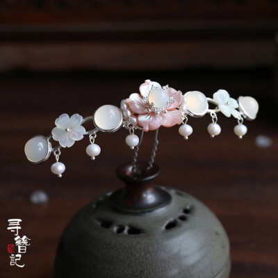 卷耳-《诗经》
采采卷耳，不盈顷筐。嗟我怀人，寘彼周行。(寘 通：置)
陟彼崔嵬，我马虺隤。我姑酌彼金罍，维以不永怀。
陟彼高冈，我马玄黄。我姑酌彼兕觥，维以不永伤。
陟彼砠矣，我马瘏矣，我仆痡矣，云何吁矣。