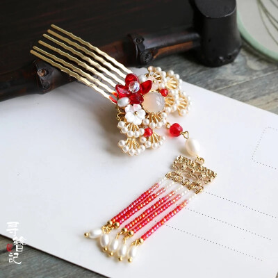 卷耳-《诗经》
采采卷耳，不盈顷筐。嗟我怀人，寘彼周行。(寘 通：置)
陟彼崔嵬，我马虺隤。我姑酌彼金罍，维以不永怀。
陟彼高冈，我马玄黄。我姑酌彼兕觥，维以不永伤。
陟彼砠矣，我马瘏矣，我仆痡矣，云何吁矣。