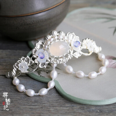 卷耳-《诗经》
采采卷耳，不盈顷筐。嗟我怀人，寘彼周行。(寘 通：置)
陟彼崔嵬，我马虺隤。我姑酌彼金罍，维以不永怀。
陟彼高冈，我马玄黄。我姑酌彼兕觥，维以不永伤。
陟彼砠矣，我马瘏矣，我仆痡矣，云何吁矣。