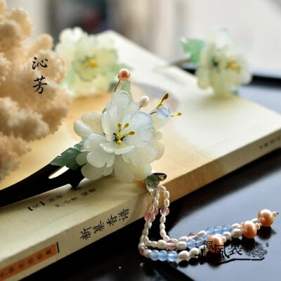 卷耳-《诗经》
采采卷耳，不盈顷筐。嗟我怀人，寘彼周行。(寘 通：置)
陟彼崔嵬，我马虺隤。我姑酌彼金罍，维以不永怀。
陟彼高冈，我马玄黄。我姑酌彼兕觥，维以不永伤。
陟彼砠矣，我马瘏矣，我仆痡矣，云何吁矣。