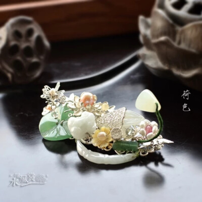 卷耳-《诗经》
采采卷耳，不盈顷筐。嗟我怀人，寘彼周行。(寘 通：置)
陟彼崔嵬，我马虺隤。我姑酌彼金罍，维以不永怀。
陟彼高冈，我马玄黄。我姑酌彼兕觥，维以不永伤。
陟彼砠矣，我马瘏矣，我仆痡矣，云何吁矣。