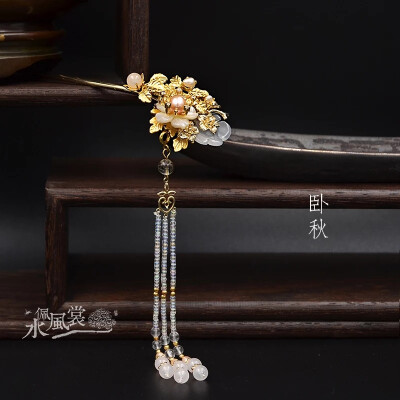 卷耳-《诗经》
采采卷耳，不盈顷筐。嗟我怀人，寘彼周行。(寘 通：置)
陟彼崔嵬，我马虺隤。我姑酌彼金罍，维以不永怀。
陟彼高冈，我马玄黄。我姑酌彼兕觥，维以不永伤。
陟彼砠矣，我马瘏矣，我仆痡矣，云何吁矣。