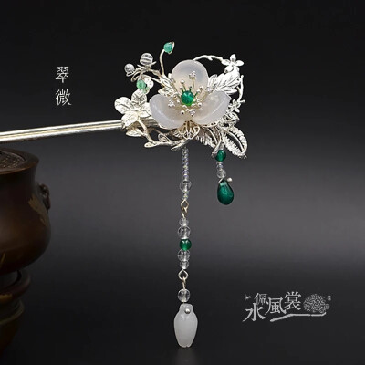 卷耳-《诗经》
采采卷耳，不盈顷筐。嗟我怀人，寘彼周行。(寘 通：置)
陟彼崔嵬，我马虺隤。我姑酌彼金罍，维以不永怀。
陟彼高冈，我马玄黄。我姑酌彼兕觥，维以不永伤。
陟彼砠矣，我马瘏矣，我仆痡矣，云何吁矣。