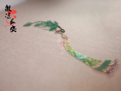 卷耳-《诗经》
采采卷耳，不盈顷筐。嗟我怀人，寘彼周行。(寘 通：置)
陟彼崔嵬，我马虺隤。我姑酌彼金罍，维以不永怀。
陟彼高冈，我马玄黄。我姑酌彼兕觥，维以不永伤。
陟彼砠矣，我马瘏矣，我仆痡矣，云何吁矣。